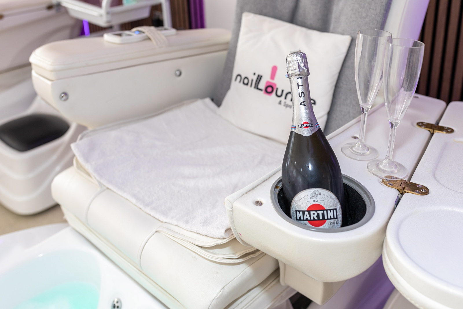 Nail Lounge & Spa London Road pedicure champagne